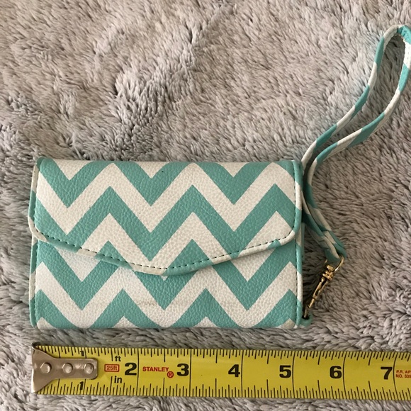 Chevron Phone Wristlet - Picture 4 of 5